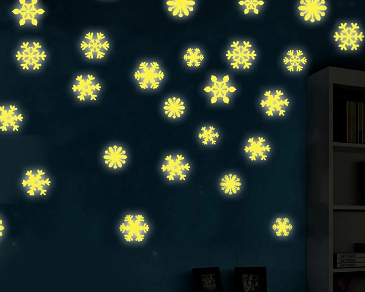 100 Pcs Fluorescent Wall Stickers Glow in the Dark Snowflakes Stickers