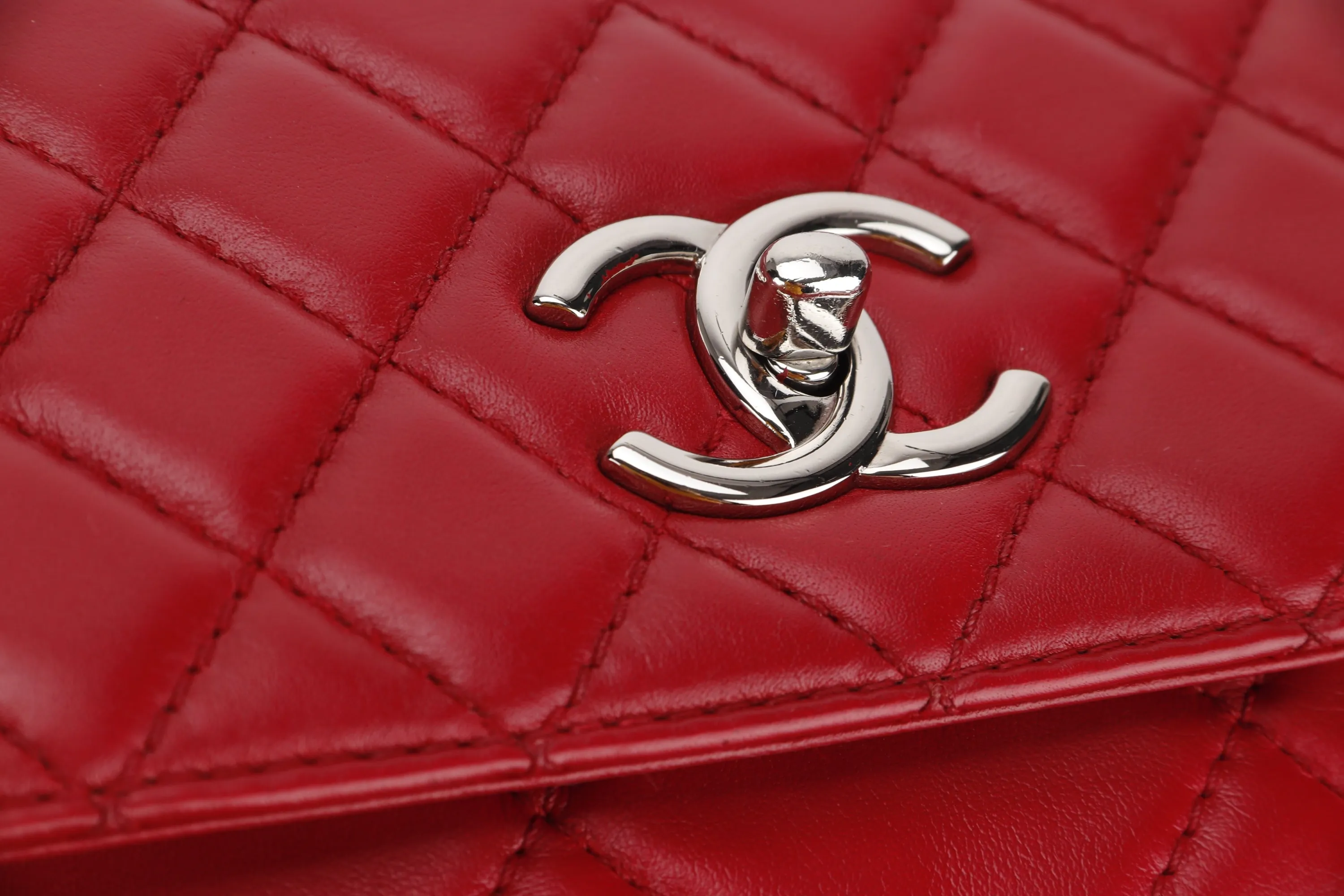 CHANEL RED QUILTED LAMBSKIN 32CM SHOULDER BAG (1466xxxx) SILVER HARDWARE, NO CARD & DUST COVER