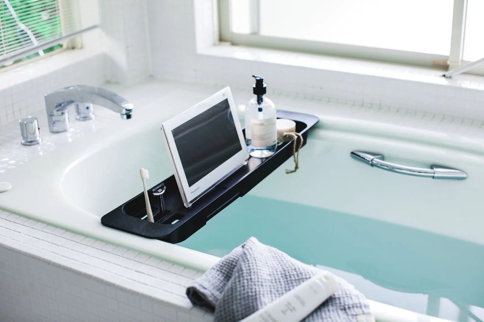 Expandable Resin Bathtub Caddy